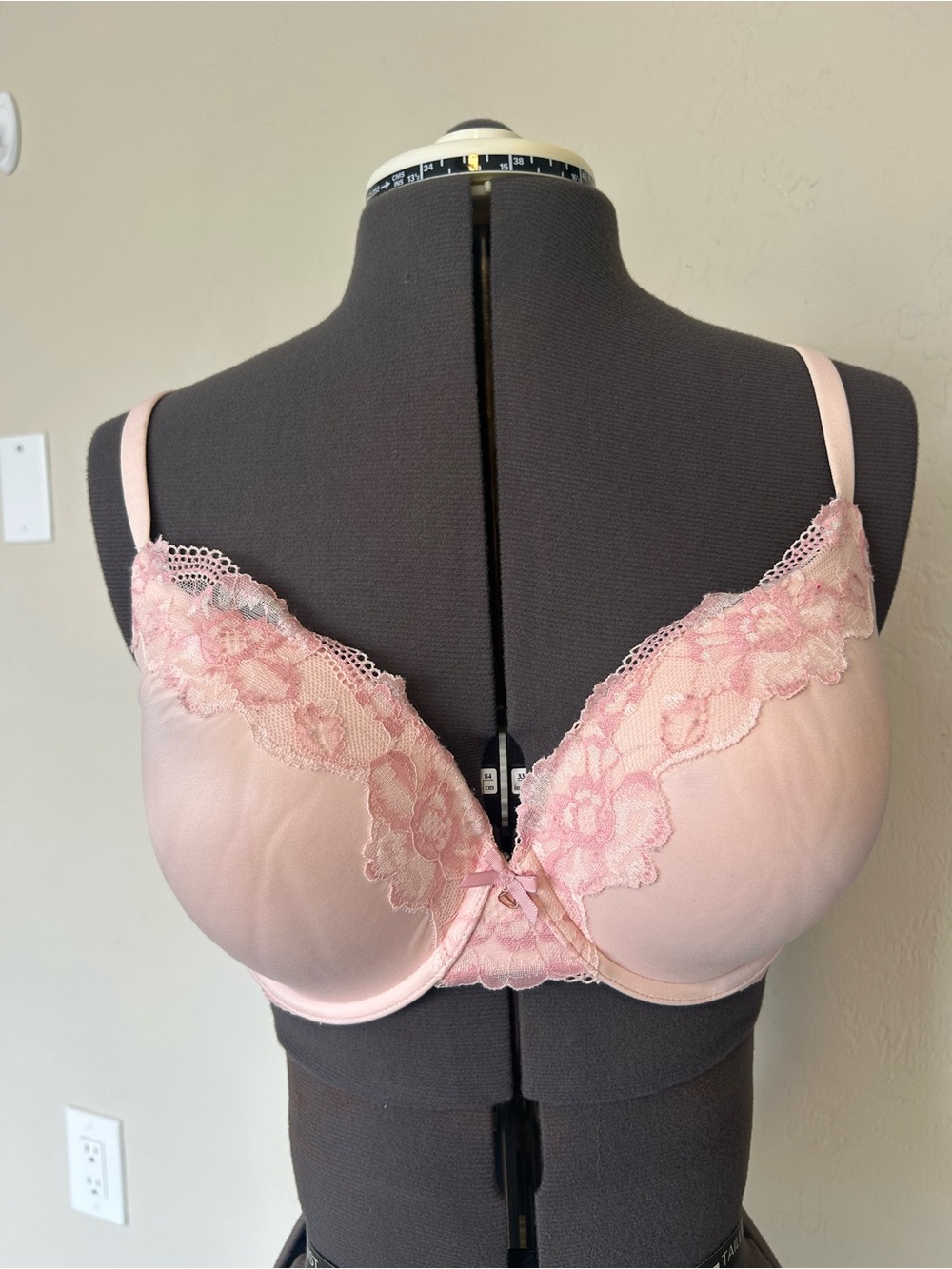 Victoria's Secret Body By Victoria T-Shirt Bra Pink 36DD Underwired Lace (1953)